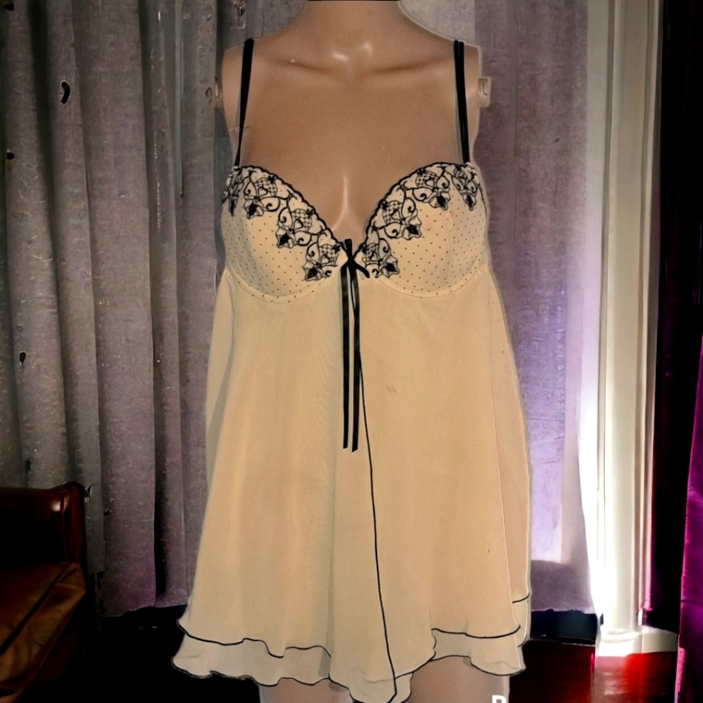 Women's yellow and black trim nighty